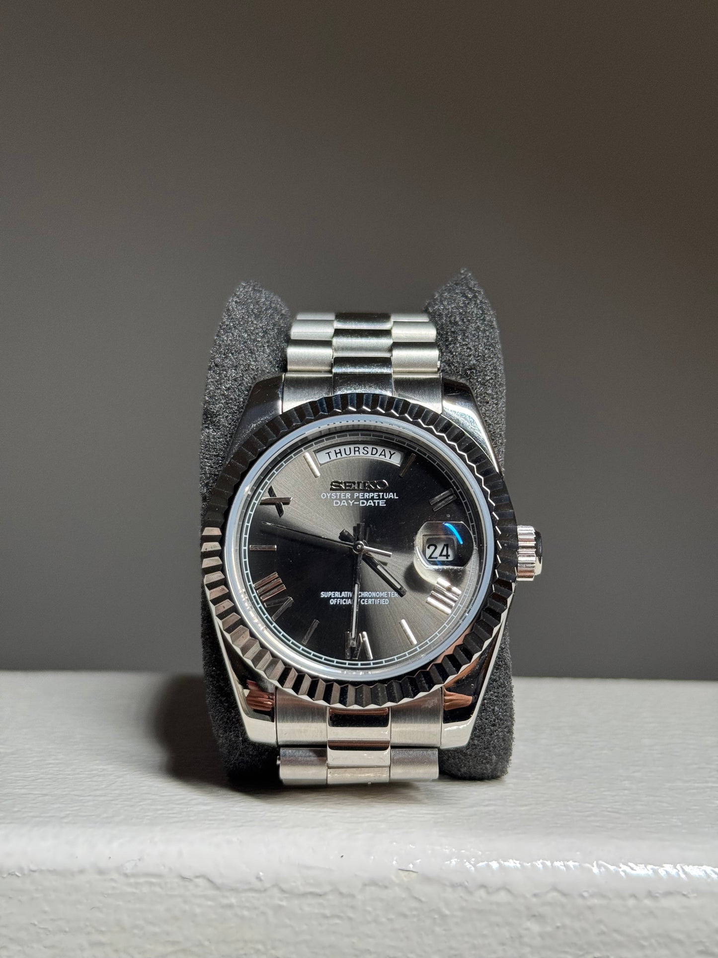 Roman Grey Day Date