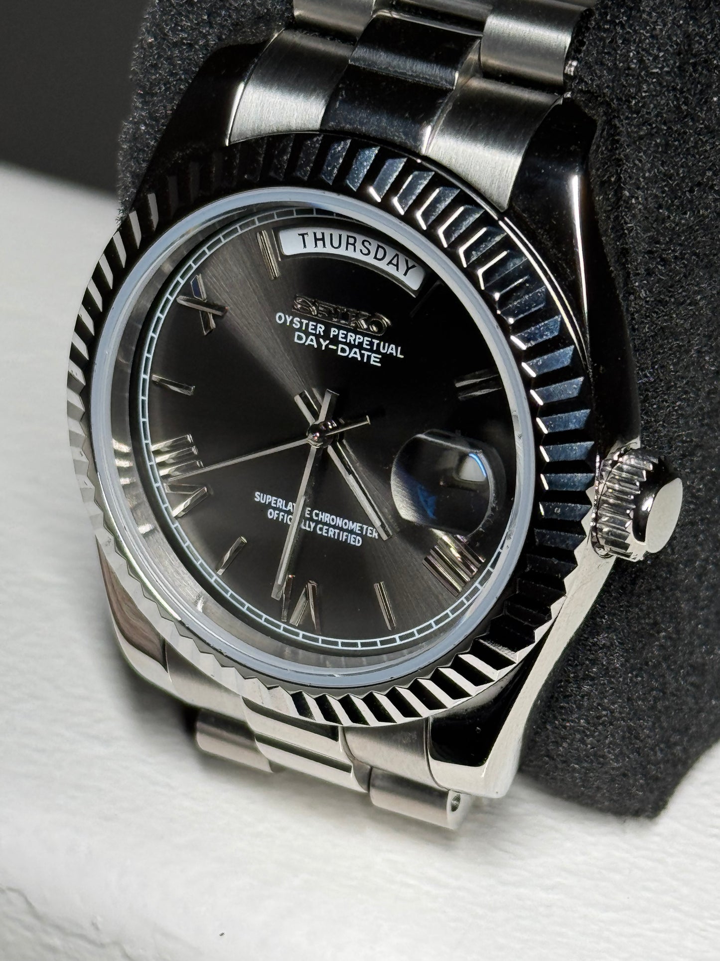 Roman Grey Day Date